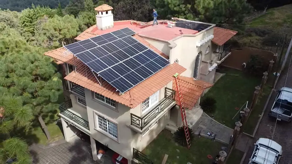 Casa residencial amplia con paneles solares en el techo, vista aérea, Zapopan, Jalisco