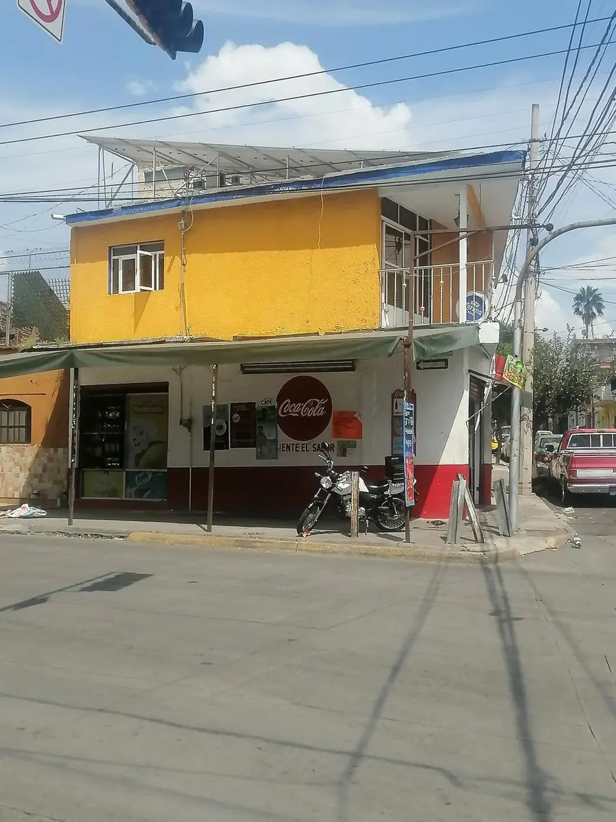 Tienda de abarrotes con paneles solares instalados en la azotea, Tonalá, Jalisco